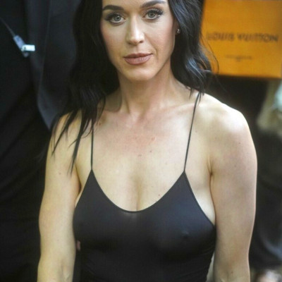 Flagra da Katy Perry nua pagando peitinho sem sutiã